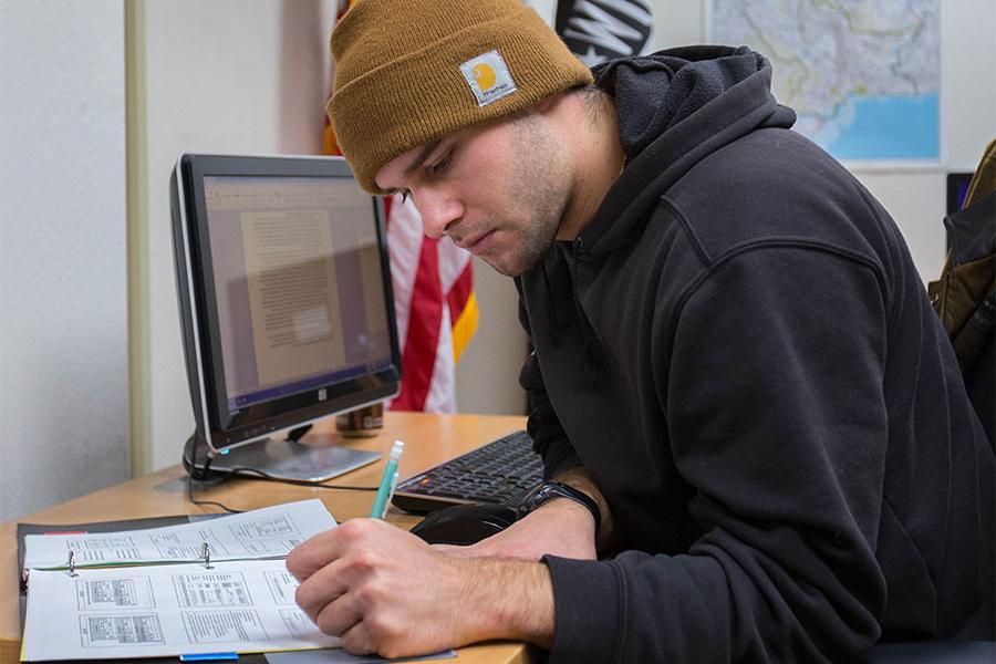  John Wiederholt works in the Veterans and Service Members Lounge in Andersen Library on the 足彩平台 campus.